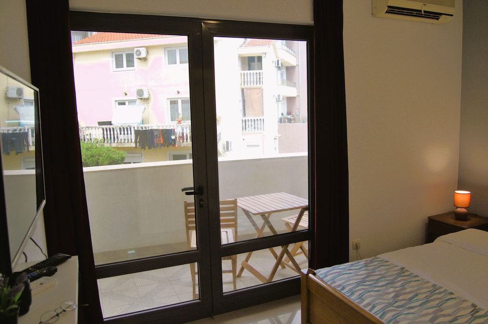 Yeshill Apart & Studio view 3