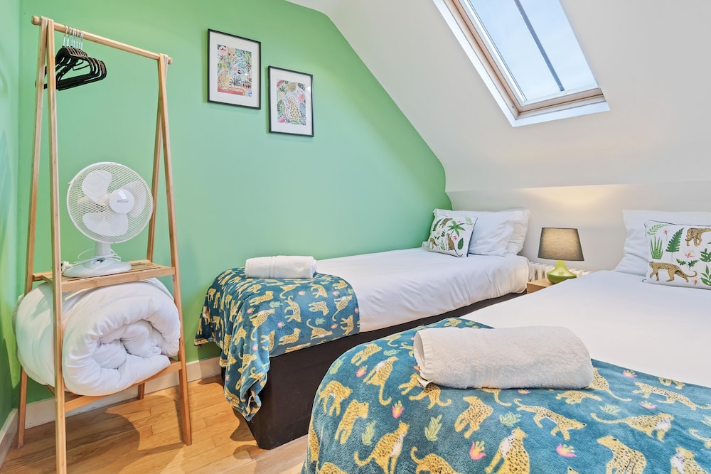 Majestic Mews Apartment with Free Parking | By My Getaways
