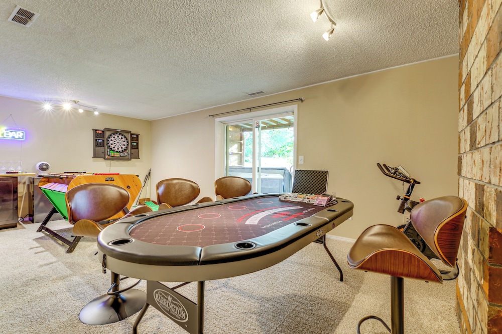 Family Retreat w/ Hot Tub & Game Room in Everett!
