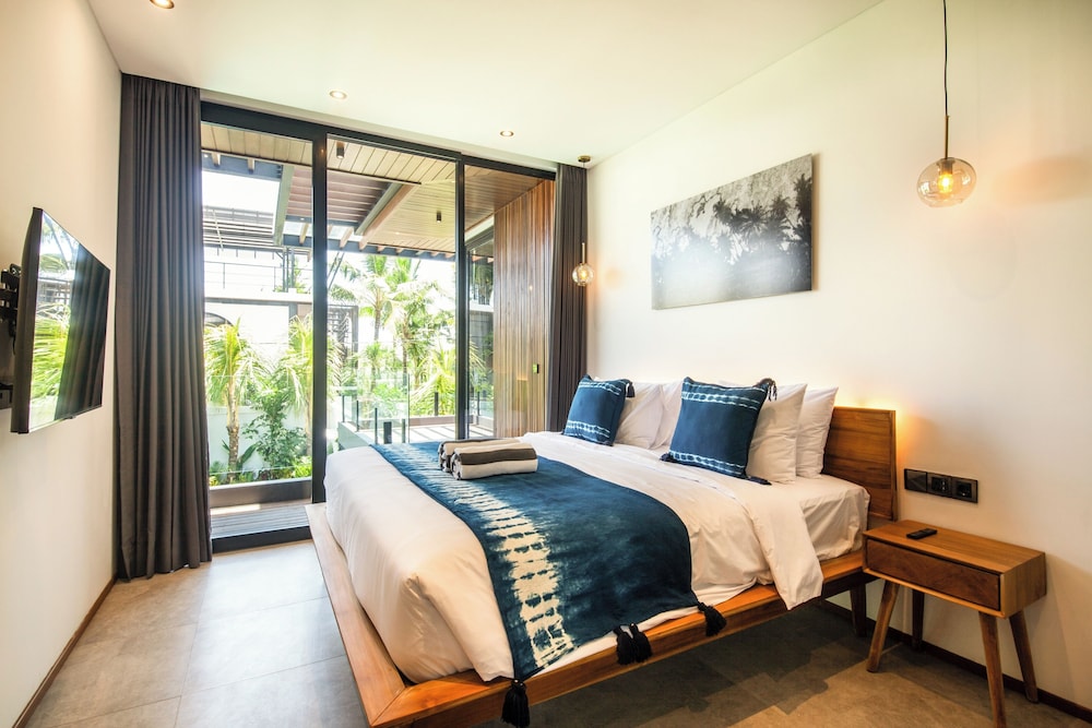 Seaside Escape: 4BR Villa, 190m to Canggu Beach