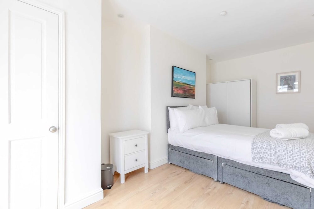 Beautifully Presented 2BD Flat W/patio- Kensington