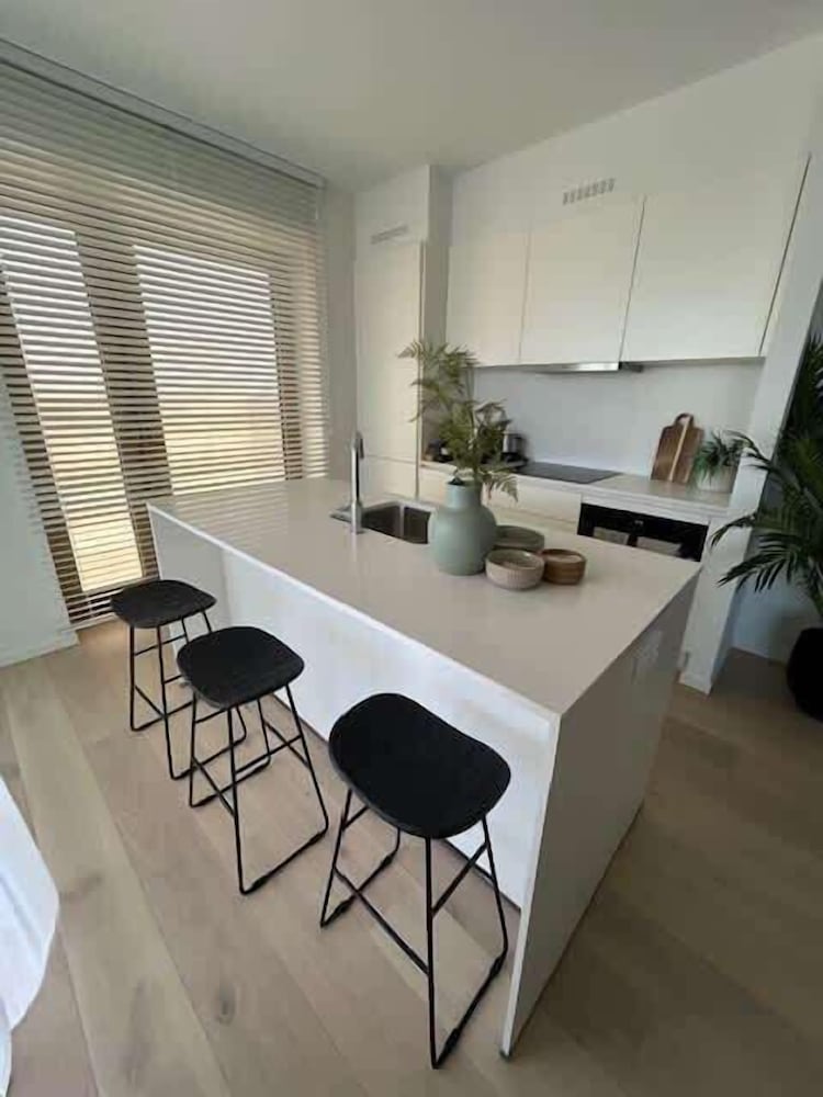 Modern Beach Apartment With Balcony Parking