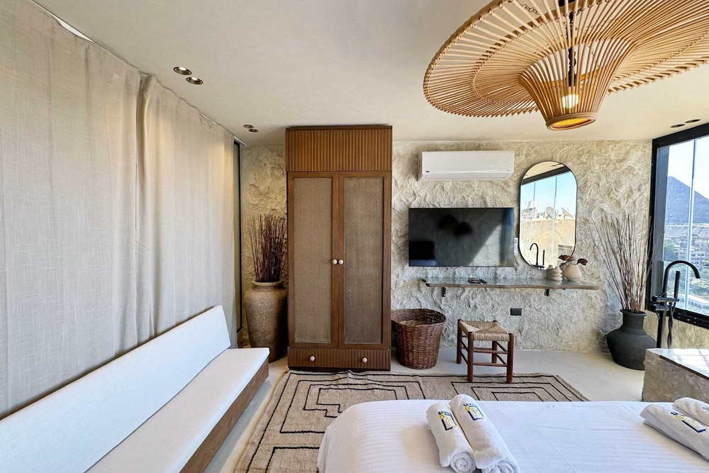 The 2 BDR Pyramids Vista w/ Bathtub