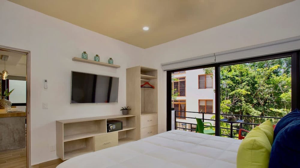 Spacious 1 BR With Great Location Rooftop Pool by Waves Management