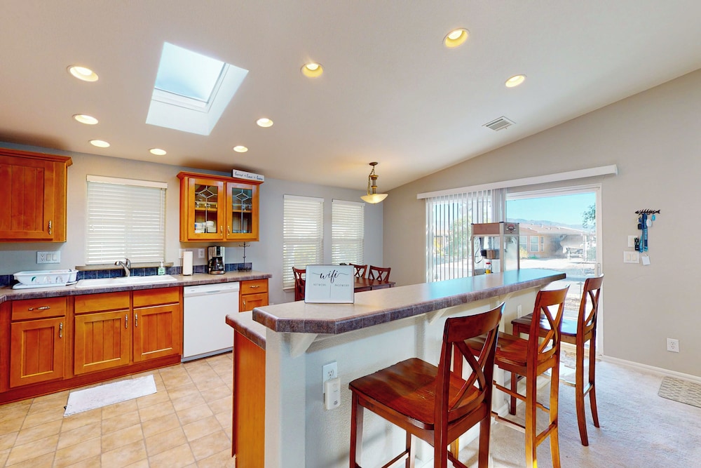 Exclusive 3BR w/ Pool, Hot Tub, W/d, & Clubhouse