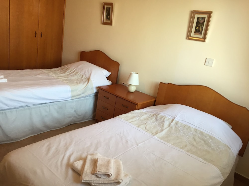 2 Bed Flat - Sleeps 4 - Pool - Parking - Wifi view 3