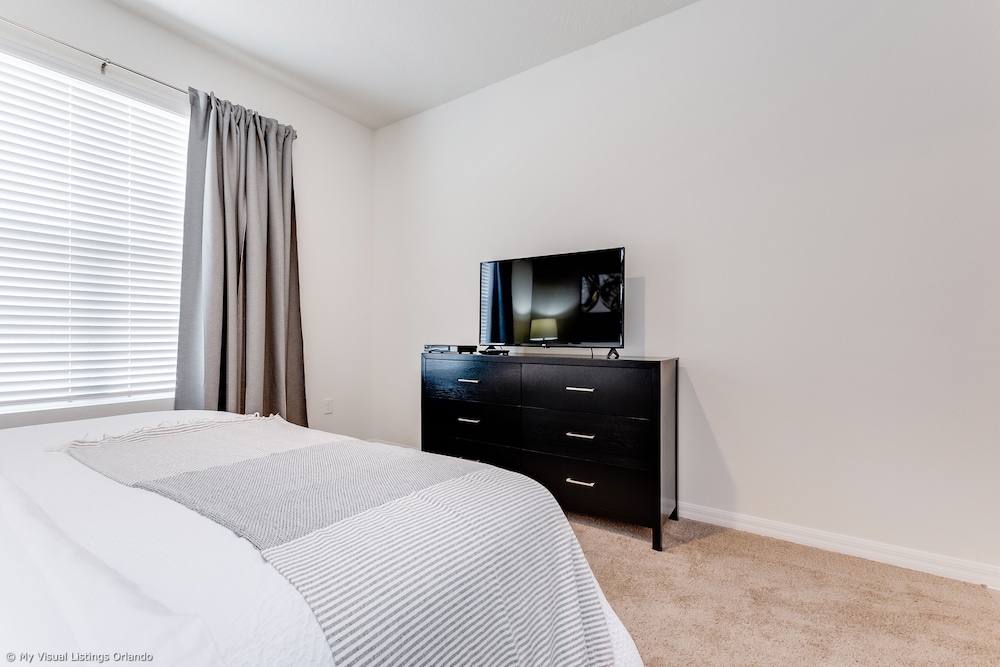 5280oak Luxury Ne 6 Bedroom 4.bath Home - Image 3