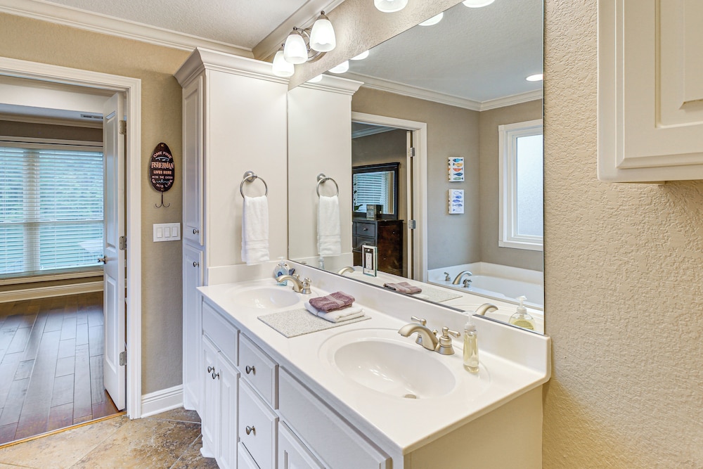 Tranquil Views: Riverfront Retreat in Hot Springs!