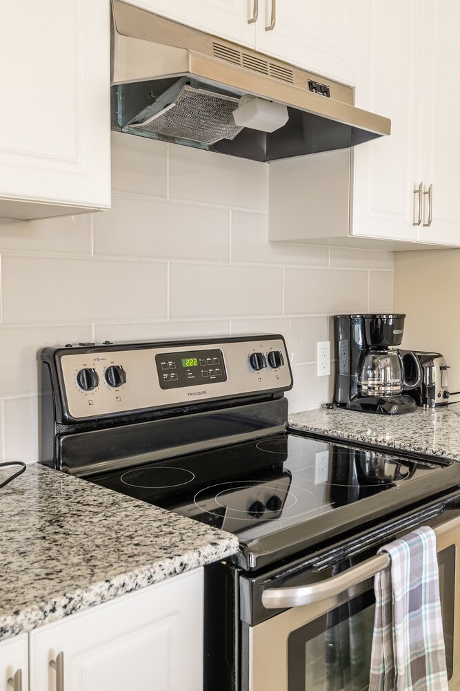 Modern 3BR 2BA Townhome in Lakeshore