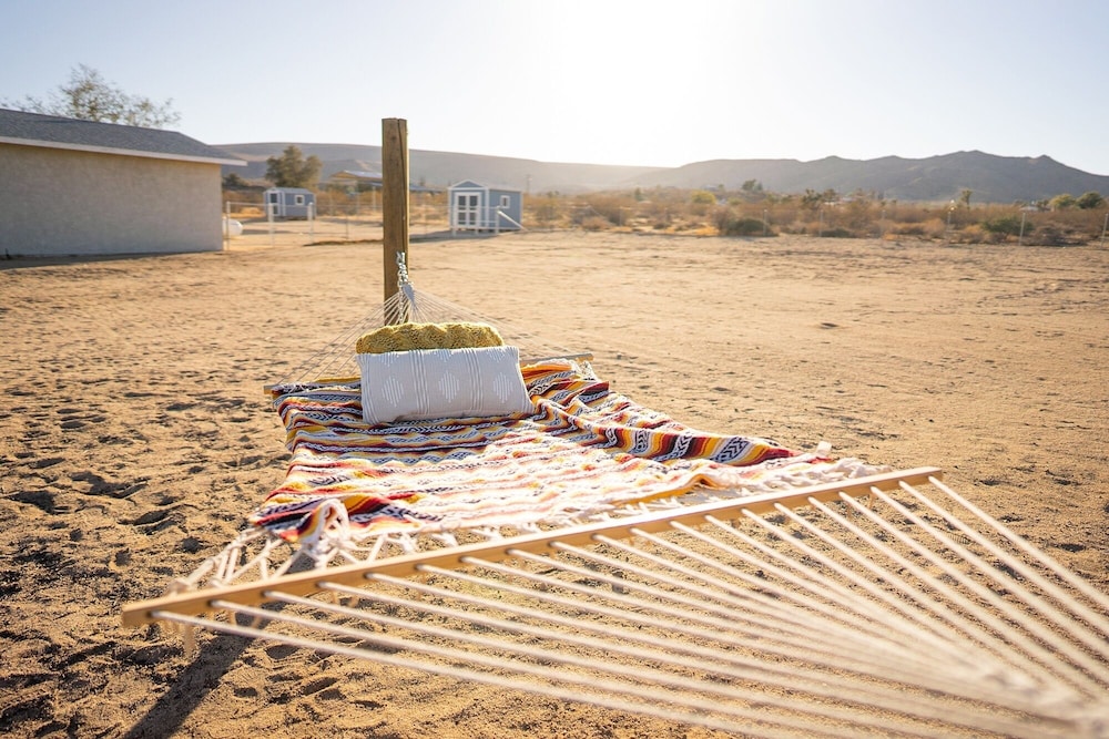 Easy Rider Ranch - Hot Tub, Fire Pit & Hammocks Under The Stars! 3 Bedroom Home by RedAwning