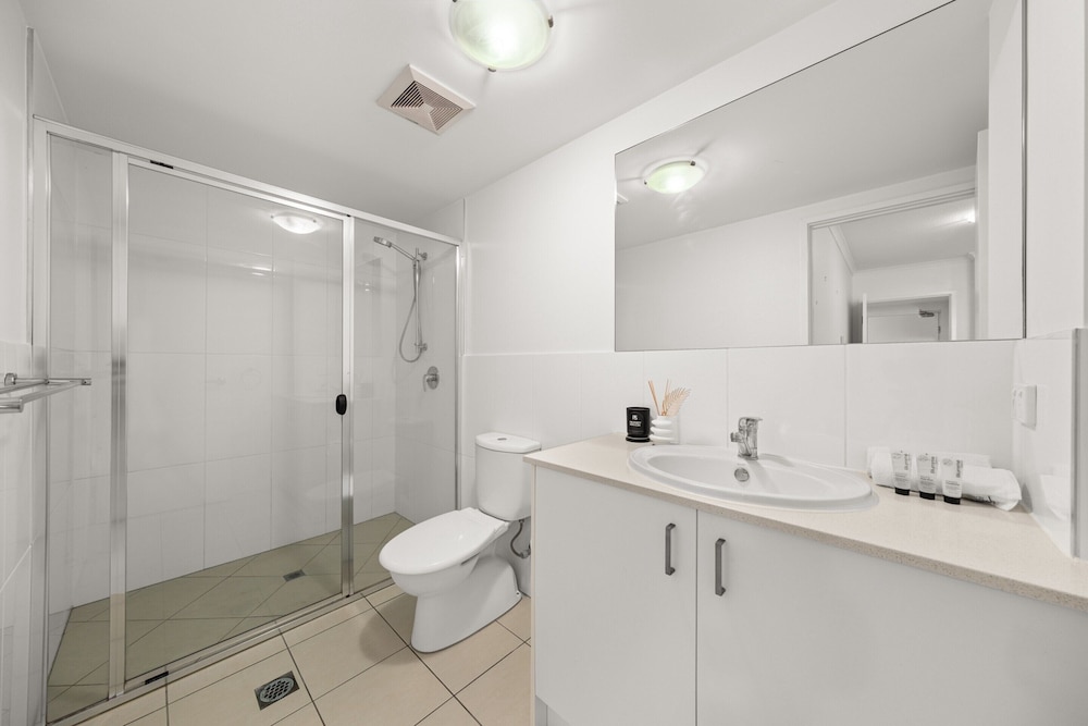 South Brisbane 2BR Apt With Gym & Sauna Access
