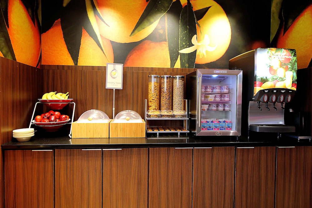London Vacations - Fairfield Inn  Suites by Marriott London - Property Image 7