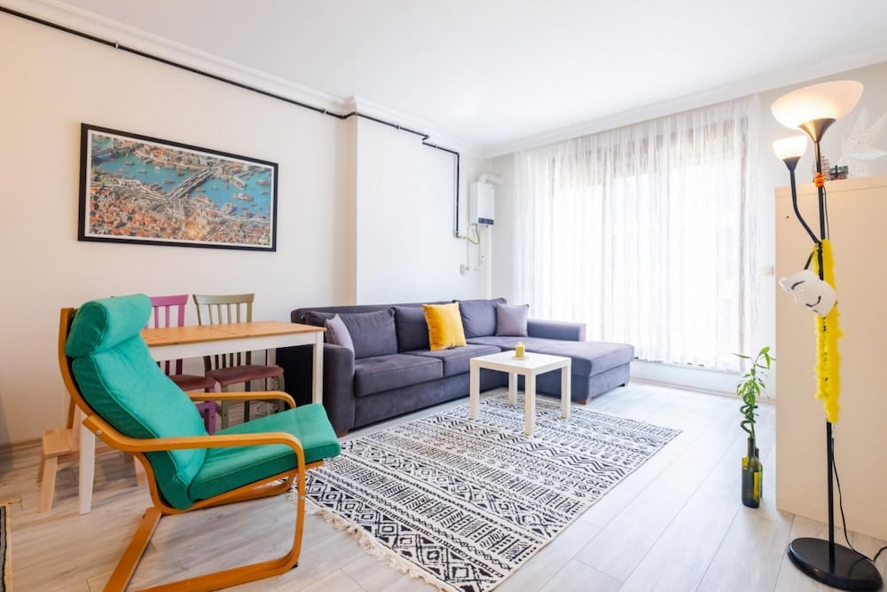 Pleasant Flat Close to Metro Station in Maltepe