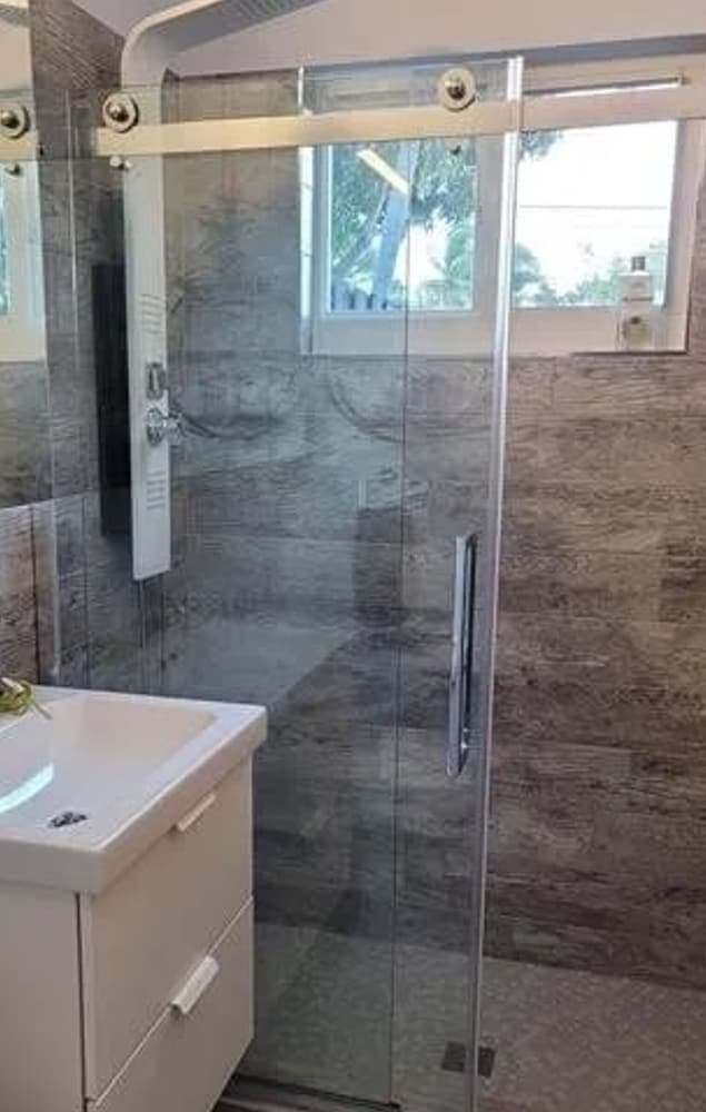 Walk to Wilton Drive - Spacious Quiet Villa 2 HOT TUB