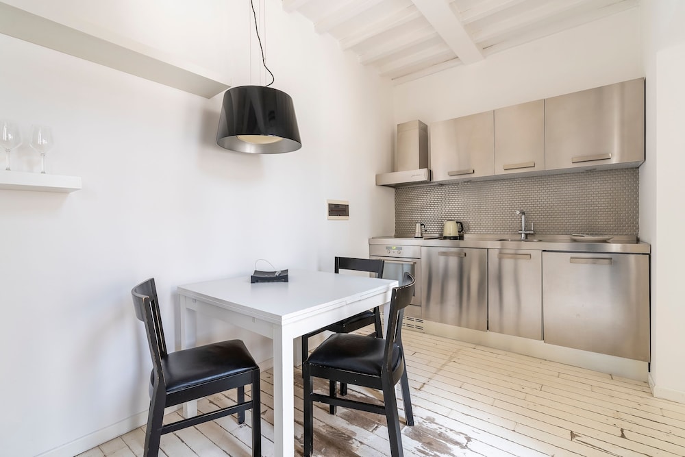 Laura 10 in Firenze With 1 Bedrooms and 1 Bathrooms