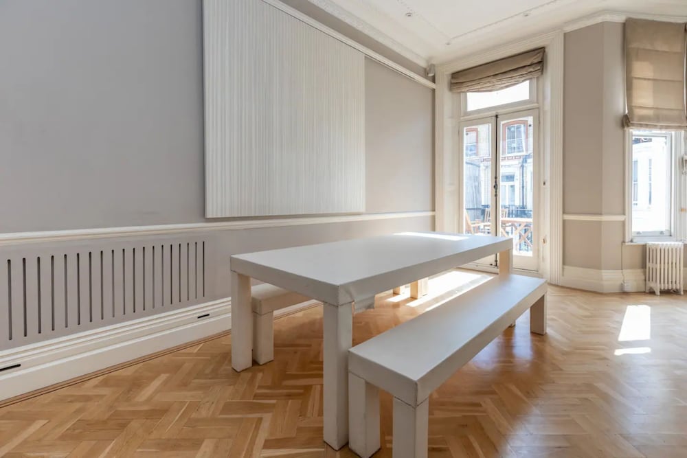 Charming 1BD Flat With Balcony - Kensington