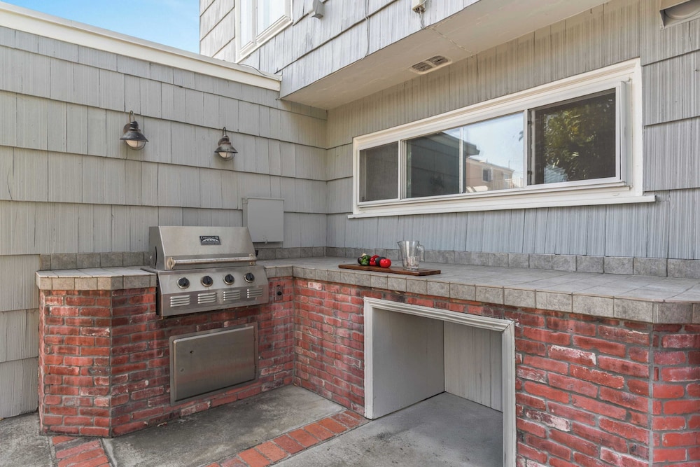 Point Loma Home w/ Putting Green, Firepit + Game Room & Beach Access Zola Street by Avantstay
