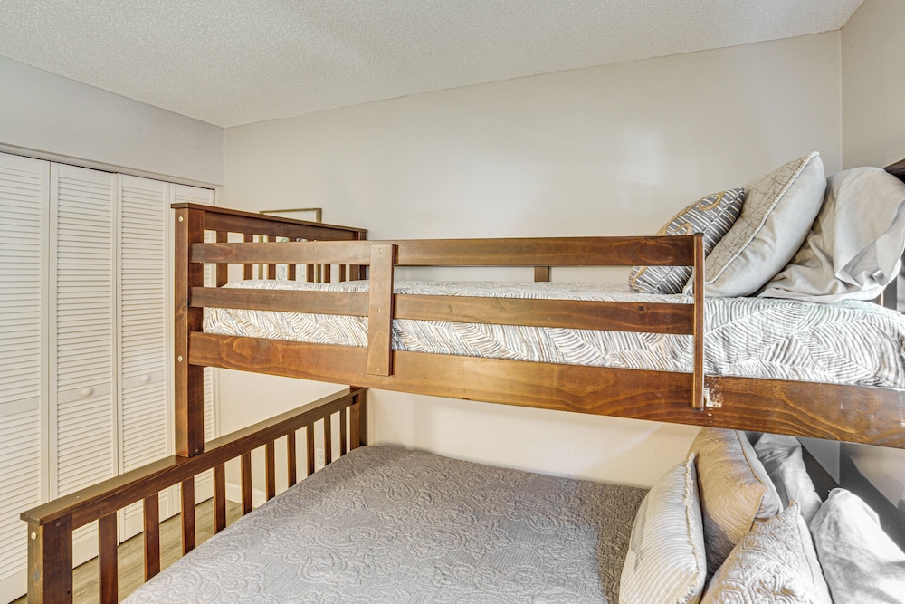 Access to Folly Field Beach & Pools: Coastal Condo