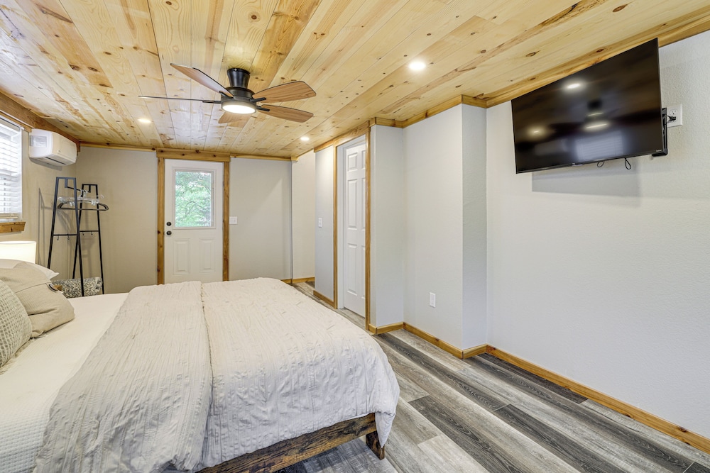 Near Bella Vista Trails & Elk River: Family Home!