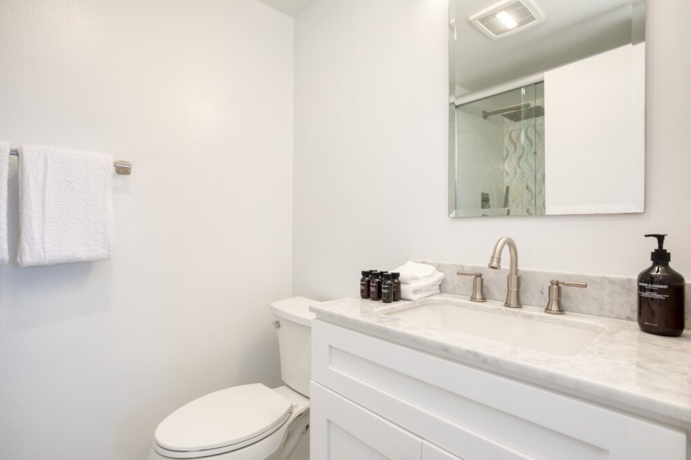 Oceanfront in La Jolla, Steps to Beach, Shops, Dining Dawn Patrol by Avantstay - Image 2