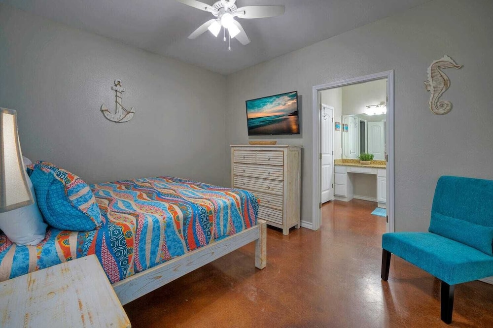 Sleeps 18 2 Beach Homes w/ 2 Pools, Playground, Covered Patios Pirates Bay
