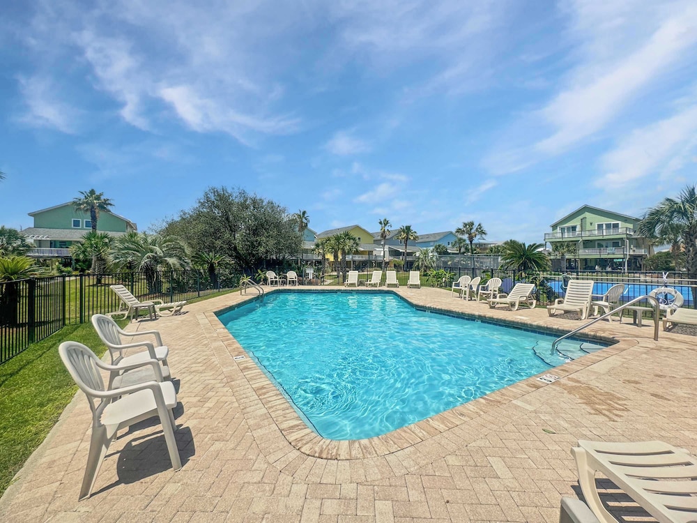 Duplex Beach Home for 6 With Balcony & Resort-style Amenities