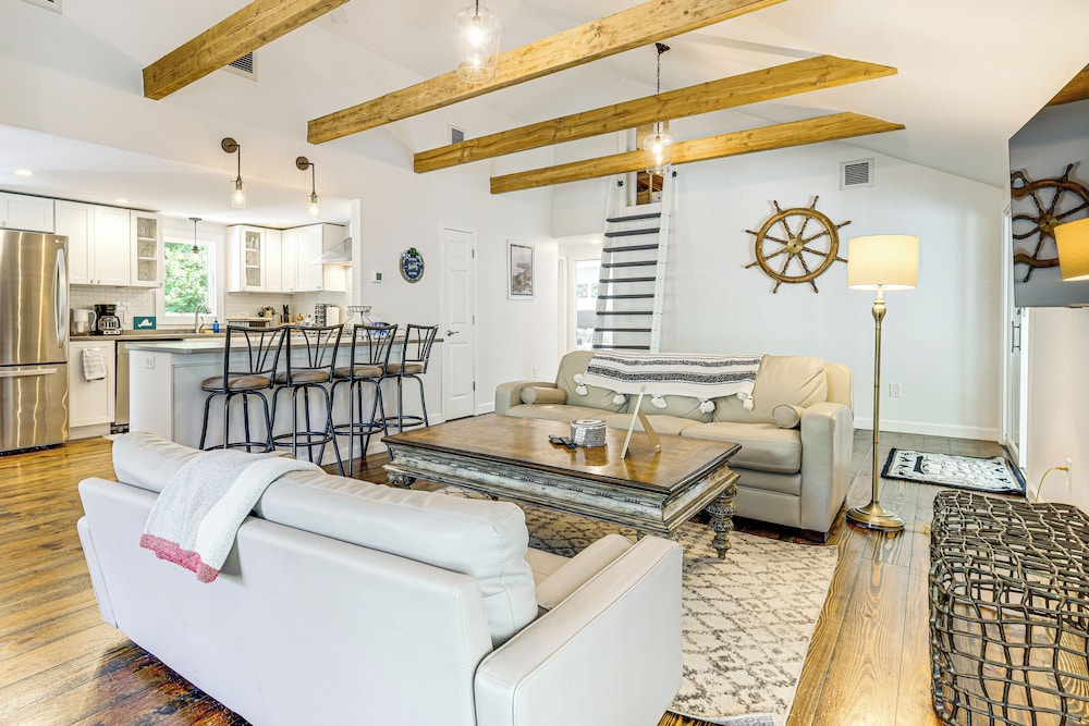 3 Mi to Mashpee Commons: Family Home w/ Fireplace