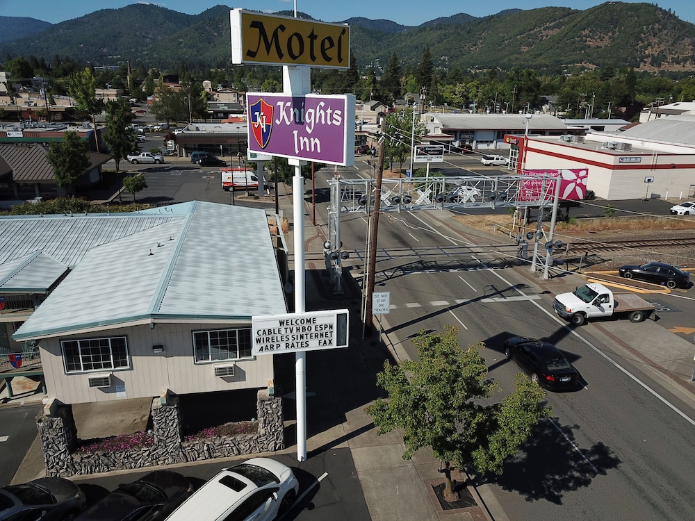 Knight's Inn Motel