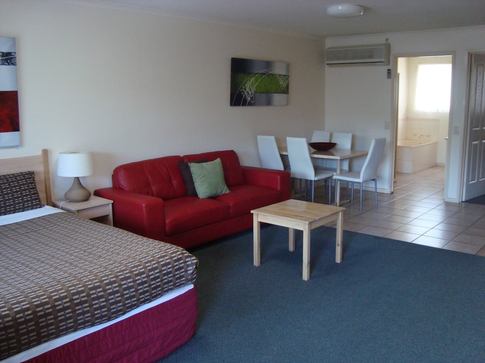 Beachcomber Motel And Apartments