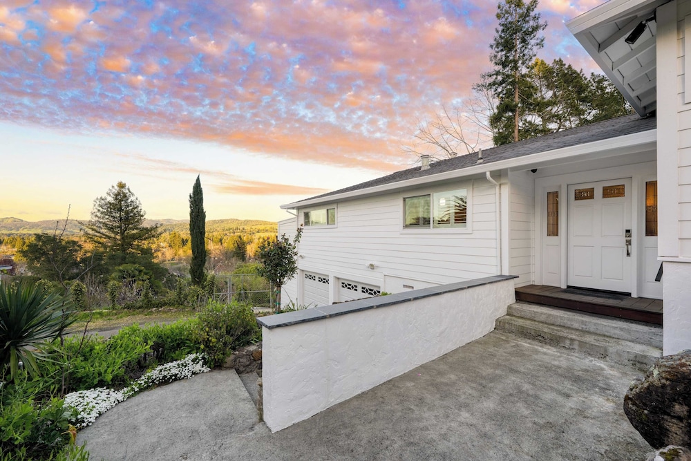 Modern Sonoma Stay w/ Spacious Deck, Views & Prime Location Bennett