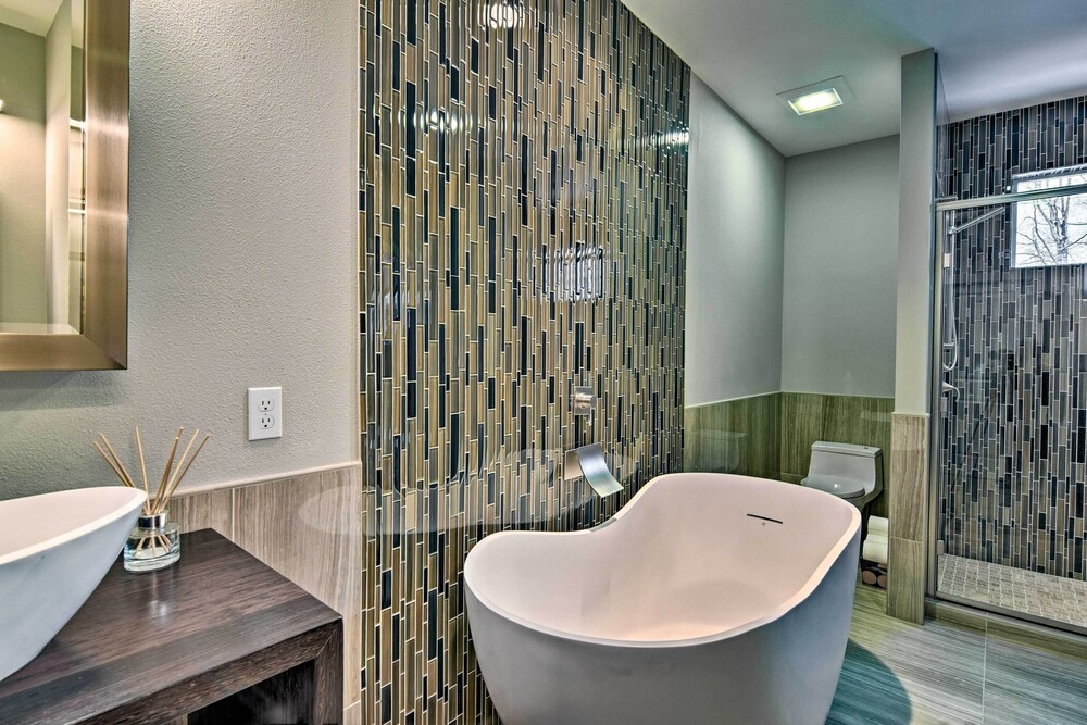 Modern Anchorage Townhome - By Delaney Park Strip!