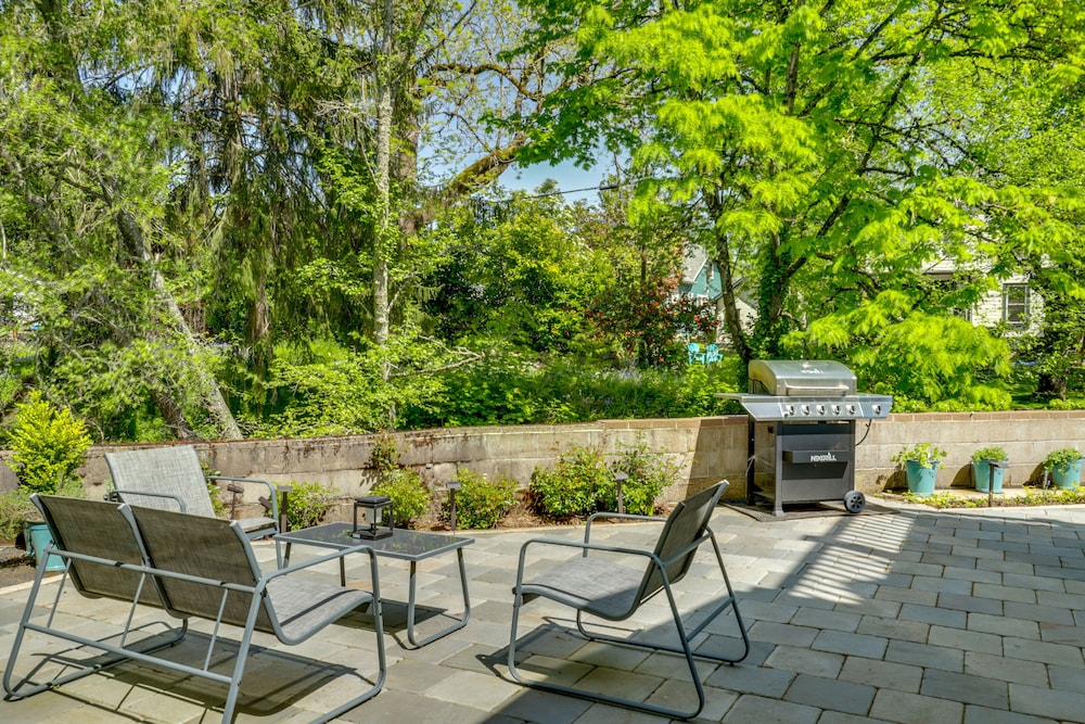 Historic Home Near Downtown Salem: Walk to Capitol view 5