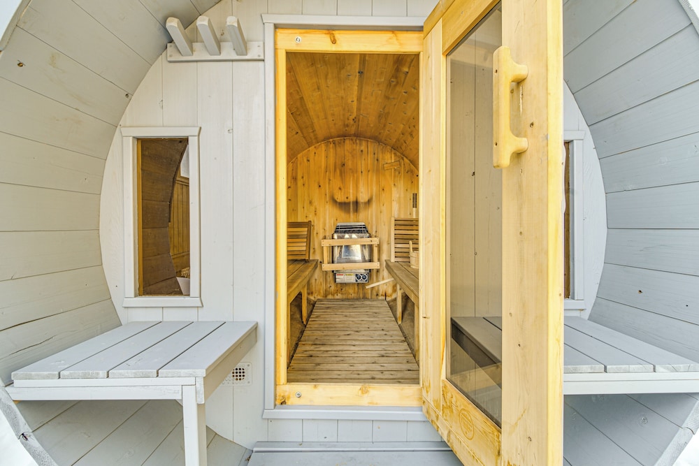 Private Hot Tub & Sauna: Bryant Pond Retreat!