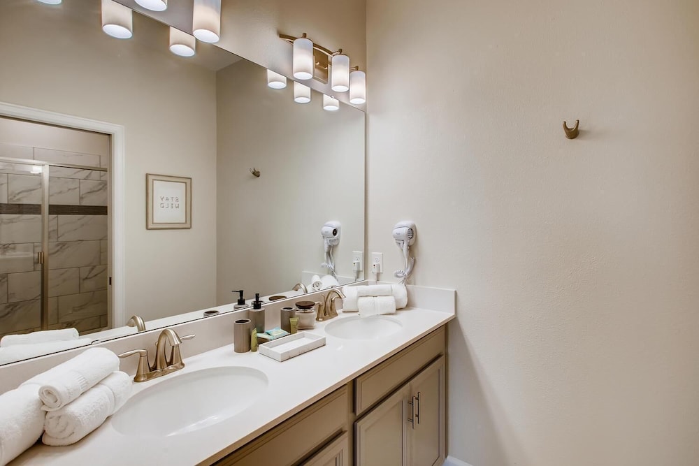 8908 CC - 5BR Luxury Home: Private Pool