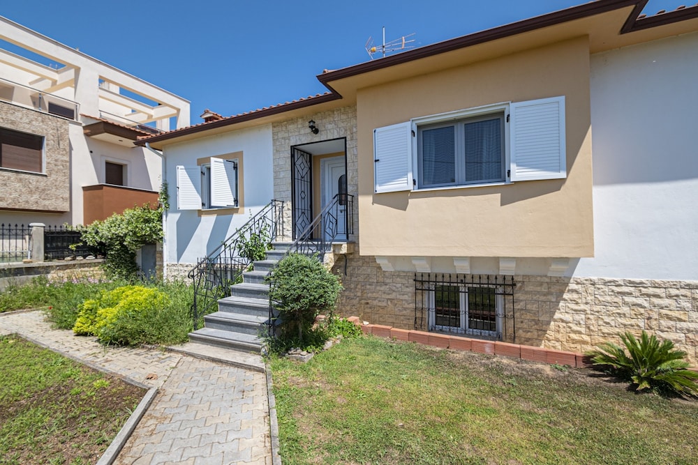 Venetia s Apartment 1st Floor by Rentalspro view 4