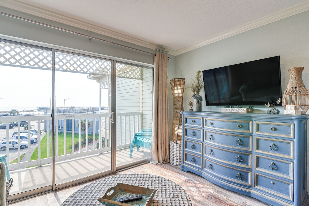 Pool & Hot Tub Access: Beachside Galveston Condo!
