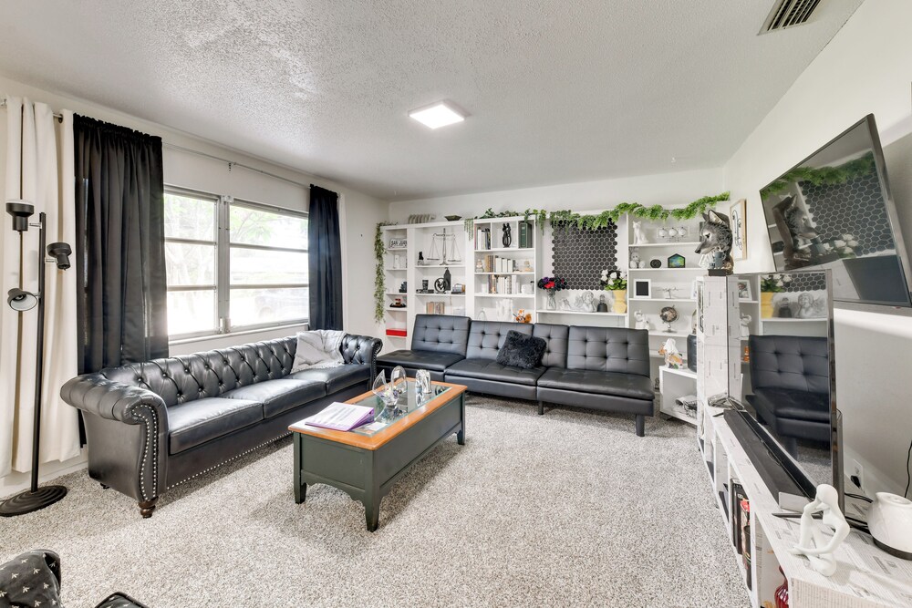 7 Mi to Siesta Beach: Home w/ Furnished Patio!