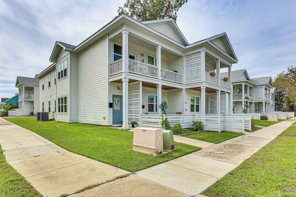 Walk to Riverfront District: Bright Wilmington Apt view 2