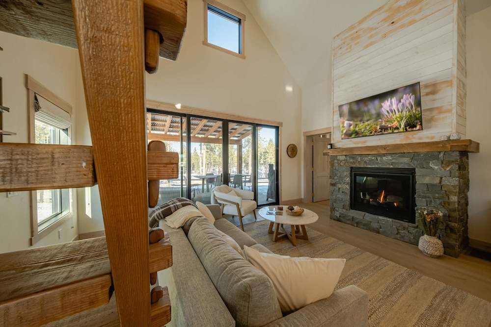 Wilderness Club Nest Modern Cabin Retreat for 9 w/ Hot Tub