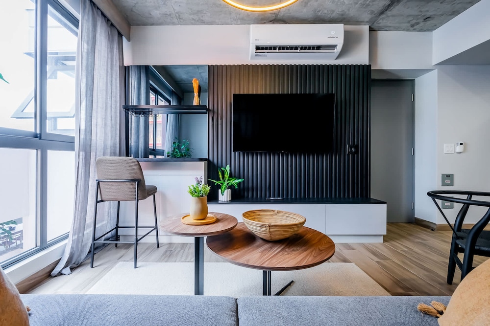 w Stunning 2BR w Great Deco in Centriqo