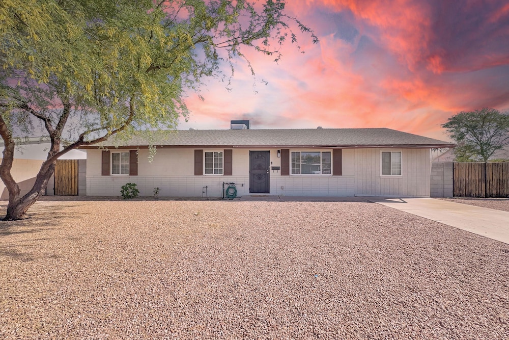 3 Mi to Old Town Scottsdale: Home w/ Patio!