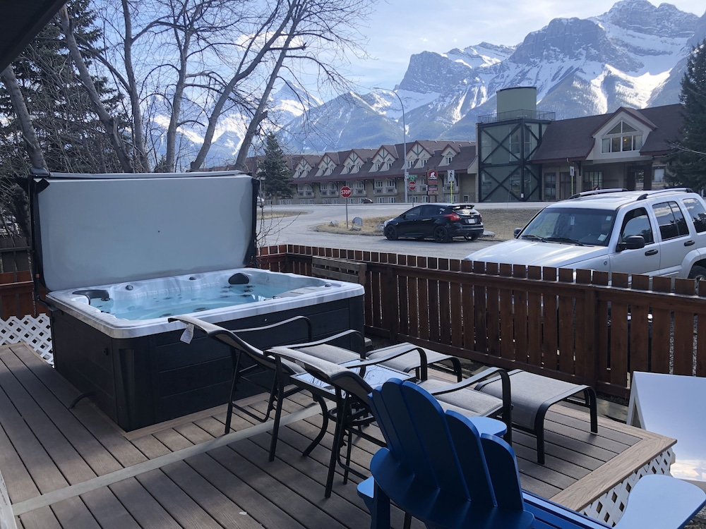 P1 - Private Hot Tub - 3 Bedroom Home - Mountain View - Image 1