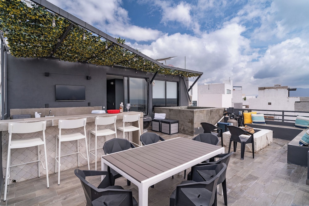 Luxurious 5-bedroom House With Air-conditioning & Private Rooftop in Juriquilla