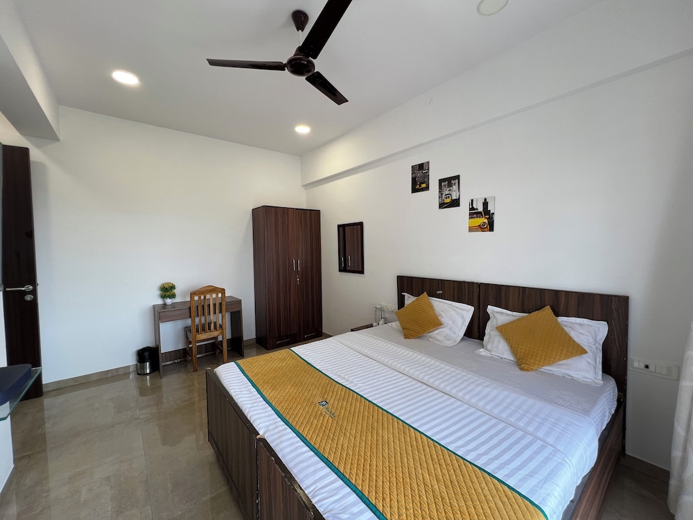 Pinaki Comfort Stay, Vile Parle - Near Airport