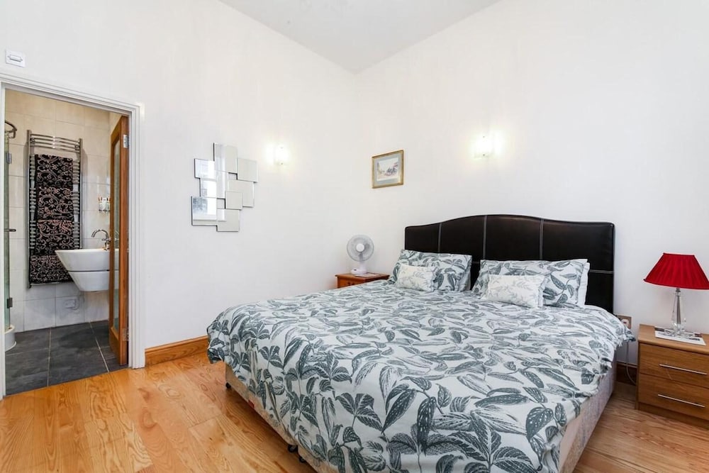 Specious Family Kensington 5-bed House, Sleeps 12