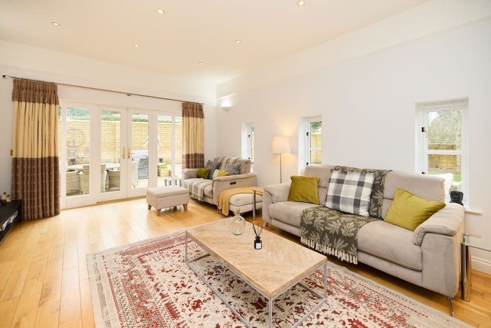The Bourton-on-the-water Place - Lovely 5bdr House With Parking + Garden
