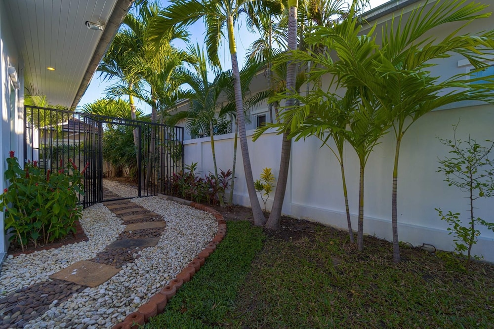 Modern Private 3 Bedroom Pool Villa GA1
