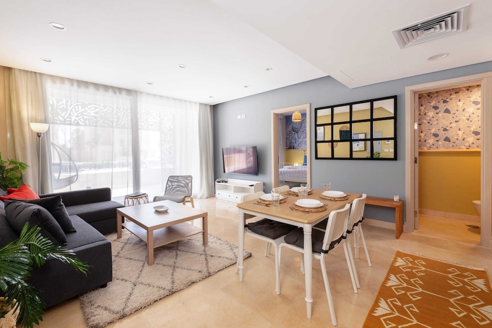 Xuru Stays I Exotic 1bdr w/ Outdoor Terrace Pool & Beach Access