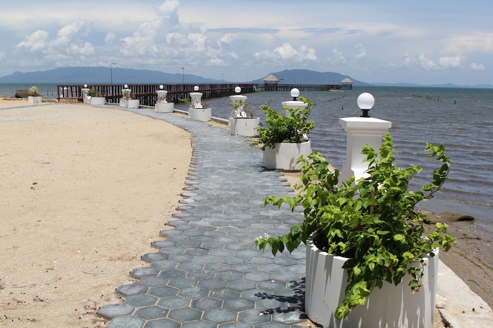 Nataya Roundhouse Coral Bay Resort and Spa