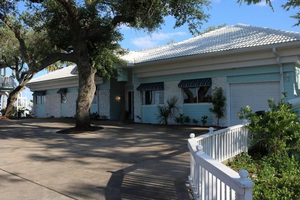 Pelican Bay Resort